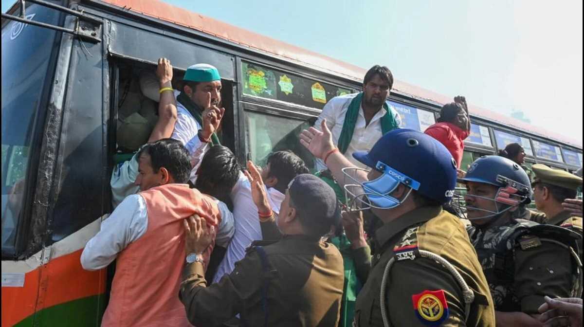 ग्रेटर नोएडा में पुलिस ने किसानों को पकड़ा, बस में भरकर ले गए पुलिस लाइन